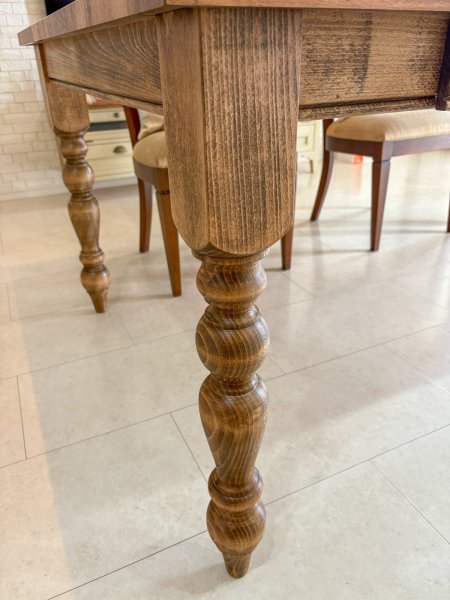 ろくろ足のダイニングテーブル専門店です。