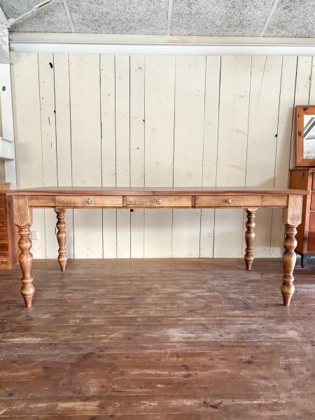 アメリカンスタイルのダイニングテーブルをオーダーメイド致しました。