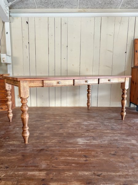 ターンドレッグダイニングテーブルの専門店グレイスファニチャーです。