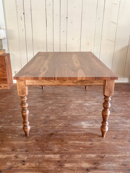 写真のサイズはW1850×D1050mmの特注サイズ