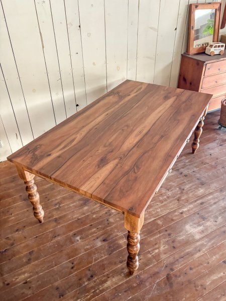 表情豊かな木目のアーモンドウッドバイオマーブル天板