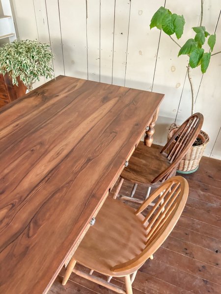 写真の天板はアーモンドウッド、その他の樹種も選べます。