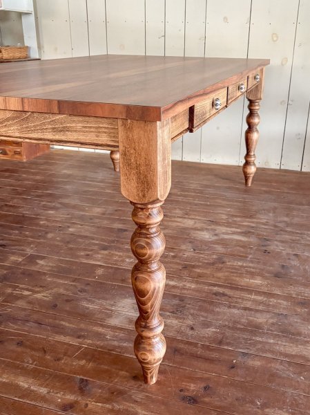 太く豪華なろくろ足「カントリー」