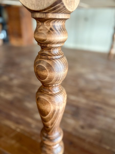 足はビーチ材で、天板に似合う木目