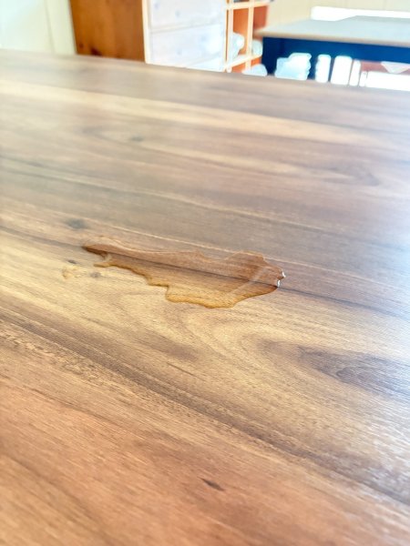 耐水、耐熱、耐キズ性は、人工大理石よりも優秀です。