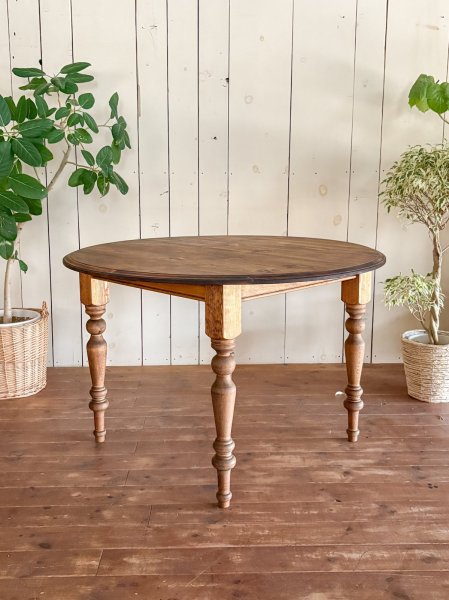 4本足のクラシックなパイン材ラウンドテーブル