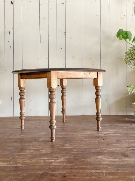 オールドパイン家具をイメージした温かみのある丸テーブルです。