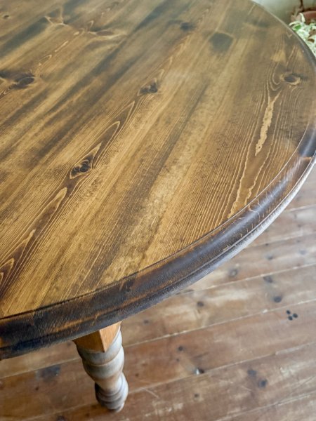 天板の縁にはモールディングカットを施し丸みを出しています。