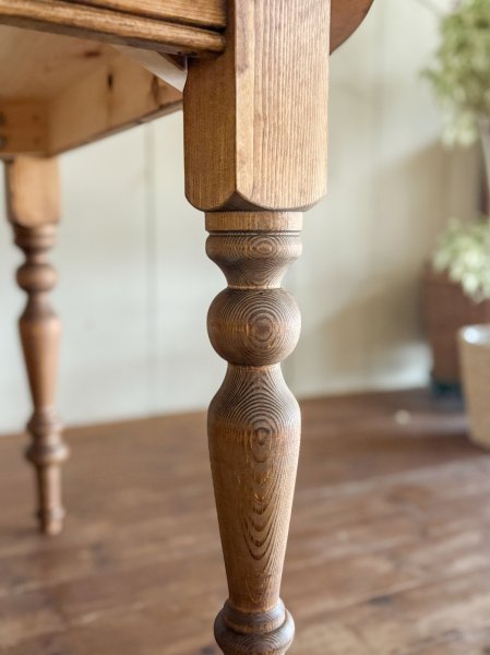 熟練の日本人職人が1本1本手彫りするターンドレッグ