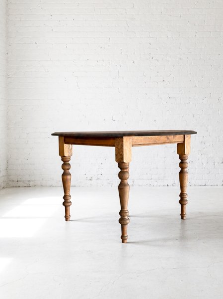 写真のパイン材以外にも、オーク材など様々な樹種を扱います。