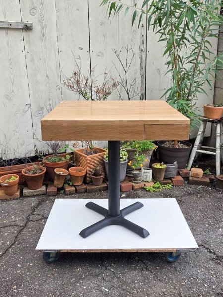 カフェやレストラン向けの鉄脚テーブルを特注で製作しております。