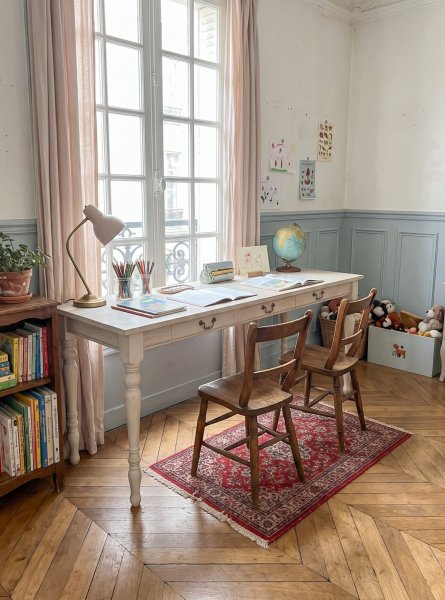 洋書で見るパリのアパルトマンのような子供部屋に、ろくろ足のデスクはいかがでしょうか。