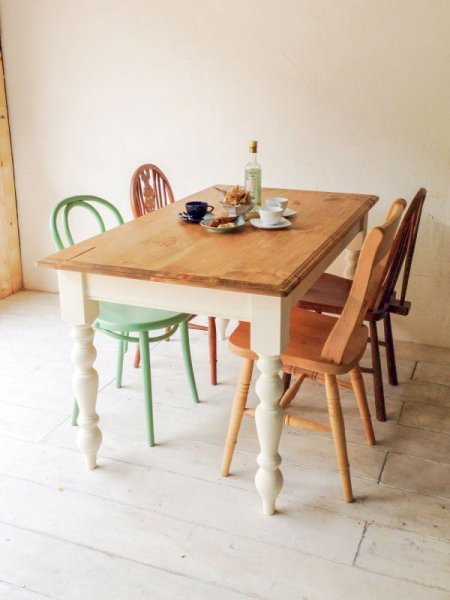 ろくろ足(ターンドレッグ)を使ったかわいいダイニングテーブル