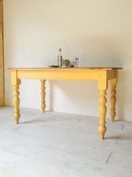 海外のイスに合わせたり、日本のイスに合わせるたり、高さ調整対応致します。