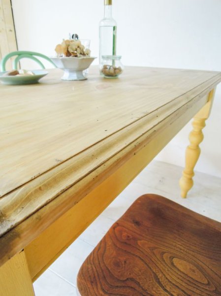 天板の四つ角は丸く、縁はモールディング加工を施しています。