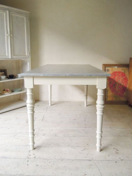 海外のイスに合わせた高さ変更も承ります。