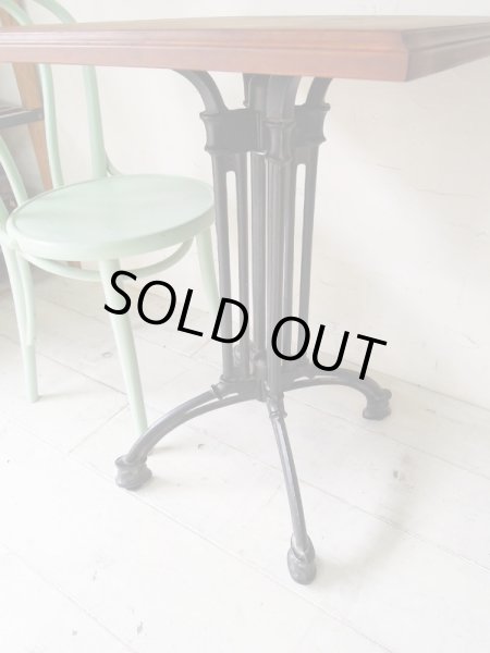 選べる鉄脚は4種類、写真はBタイプ