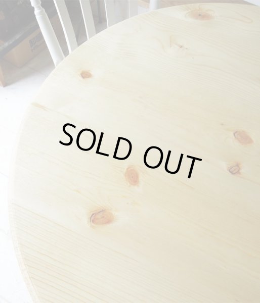 パイン材は節があるのが特徴の木材です。