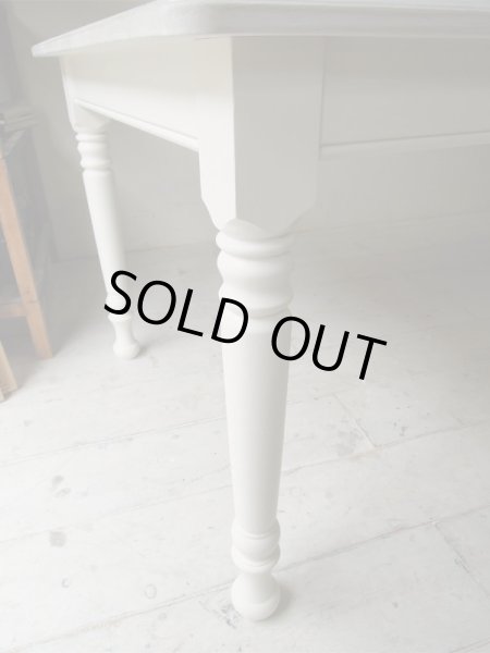 ヨーロッパで古くから愛されるターンドレッグ(ろくろ脚)