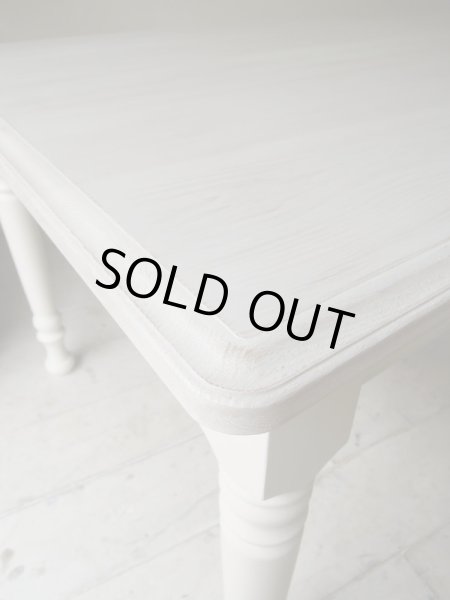 天板のエッジにはアンティーク調のモール加工を施しています。