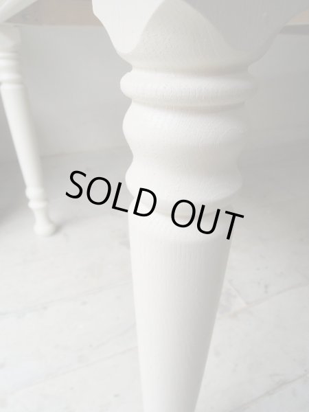 脚はホワイトペイント。ご希望がございましたら塗り替え致します。