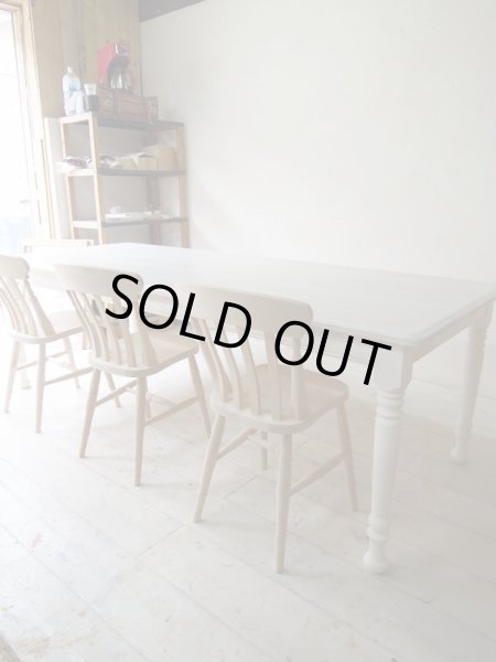 W2400では、イスが8脚並びます。家族団らんに最適なダイニングテーブル。