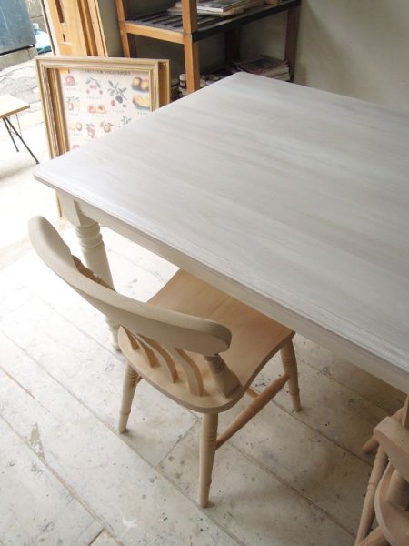 タモ材(27[,m厚)の天板を、シャビーな印象のホワイトで仕上げました