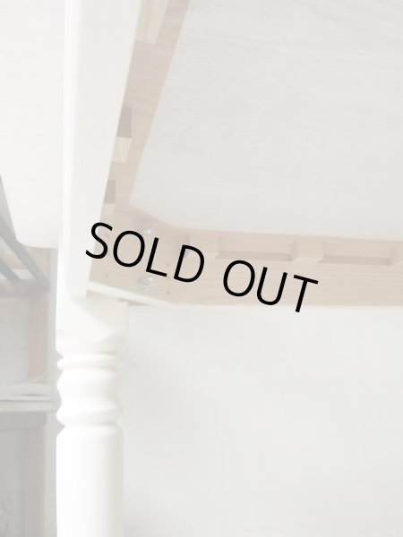 天板は駒止めという方法で固定、脚は組み立て式なので搬入も楽です