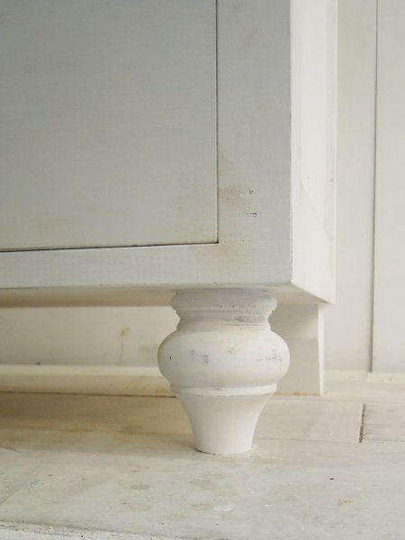 球根のようなころんとかわいいろくろ脚(ターンドレッグ)のテレビボードです。