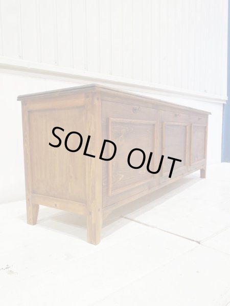 随所にモールディング加工をした、立体感のあるTV台です。