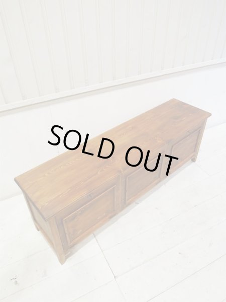 パイン材は節があるのが特徴で、経年変化で色が段々濃くなっていきます。