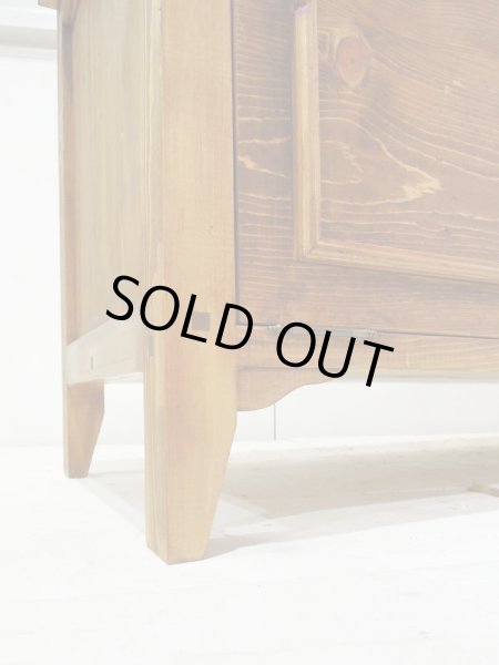 テーパー角脚、少し傷加工を施したアンティーク調の仕上げです。