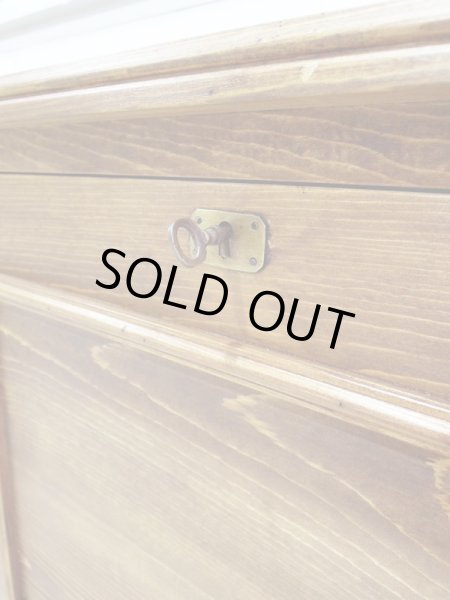 アンティーク調の鍵が取っ手代わり。