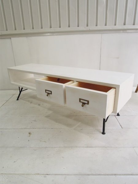 引き出し2杯付き、有効深さは140mm程度です。