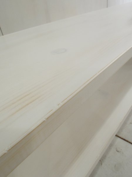 こちらはホワイトウォッシュ色、シャビーな雰囲気が素敵です。