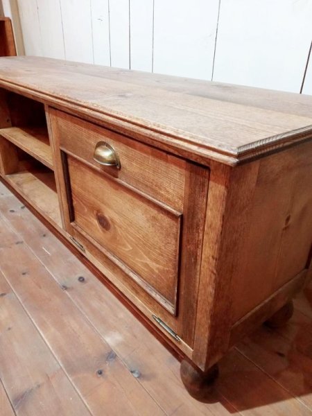 オーダーメイド家具なので、真鍮取手やガラスノブを選んで、自分好みの家具を作りましょう!