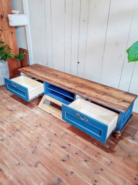 深い引き出しでリビング収納に便利なローボードです。