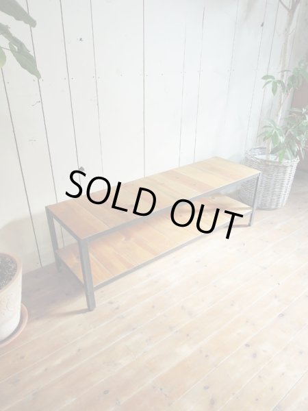 温かみを感じる天然木と、アイアンを合わせたおしゃれなTVボード。