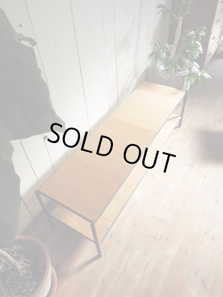 繊細な木目で北欧インテリアとも相性の良いオーク材も選べます。