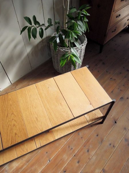 ホワイトオークの羽目板は、硬い木質でざっくりした雰囲気がとてもかっこいいTV台です。