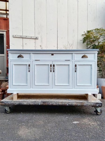 W1400、H670の背が高いリビングボード、ブランディボアールがお好きなオーナー様からオーダーメイドのご依頼。