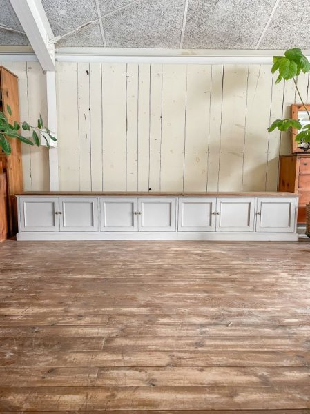 扉収納をたくさん備えた、横幅3メートルの大きなテレビボード。