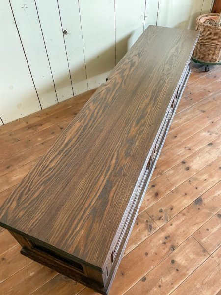 ホワイトオーク材の近似種レッドオーク材を使ったテレビボード。