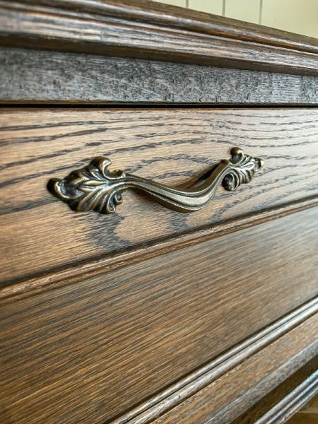 扉の真鍮取っ手は100種類以上から選べます。