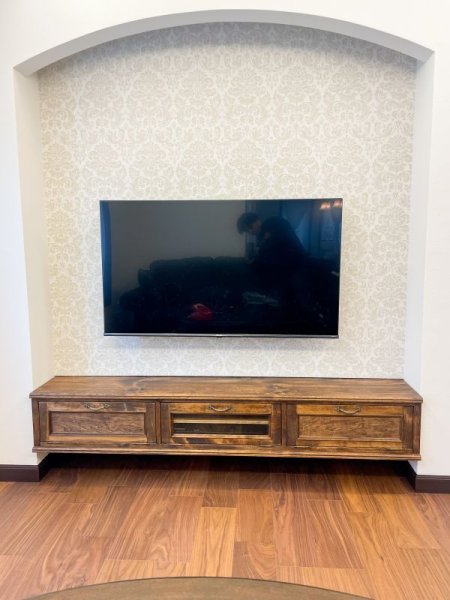 無垢材を使ったアンティーク調デザインのテレビボード