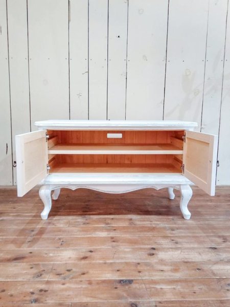 両開きの扉の中には可動棚を。