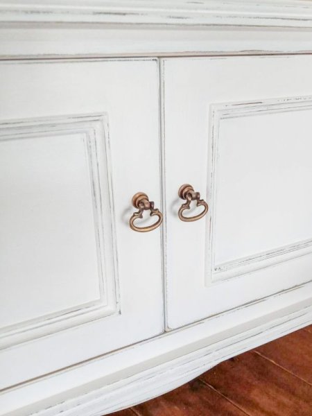 扉の取っ手は100種類以上の真鍮金具から選べます。