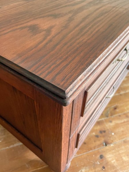 モールディング装飾を使ったクラシックアンティーク調デザインのテレビボード