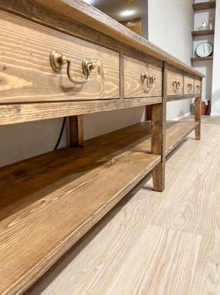 引き出しの下にはラタンボックスを入れる棚を作りました。