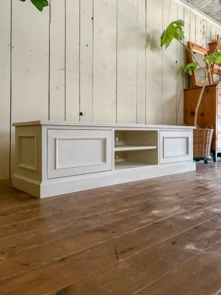 微妙なグレージュカラーのテレビボード